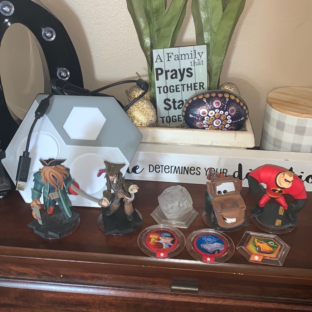 Disney Infinity Base w 4 figures 3 Discs game pieces XBox PlayStation Video Game